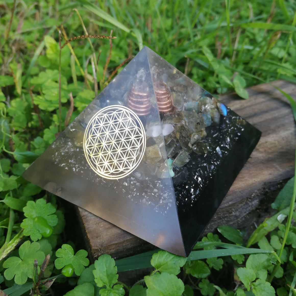 ozanao - pyramide orgonite labradorite