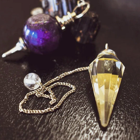 Pendules en pierres et laiton